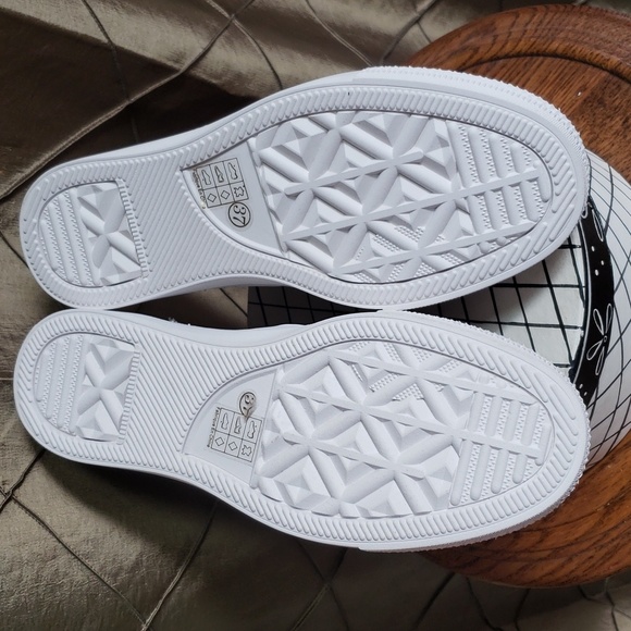 NWOT- L’artiste By Spring Step ‘Denofeden’ Laser Cut Slip On Leather Sneaker - Picture 9 of 12